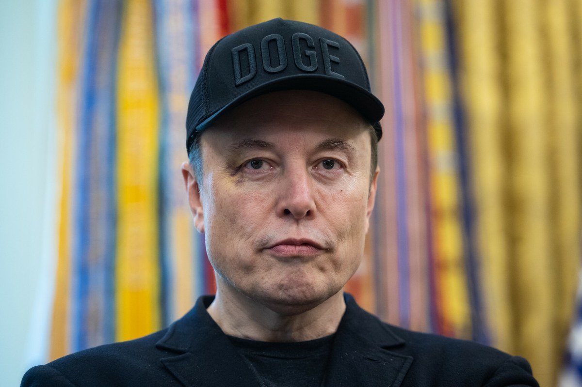 Elon Musk bije się w pierś. Na platformie X miliarder zamieścił wpis, w którym przyznał, że żałuje niektórych postów opublikowanych przez siebie na temat Donalda Trumpa. "To zaszło za daleko" - stwierdził Musk. Donald Trump sprawia wrażenie człowieka, który może wybaczyć swojemu dotychczasowemu współpracownikowi.