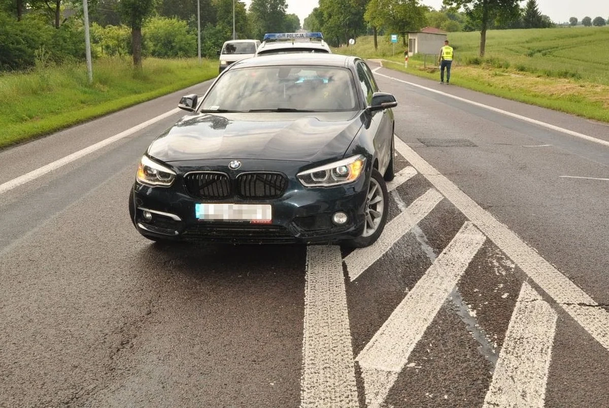 Kuriozalna sytuacja na Lubelszczyźnie. 18-letni kierowca, kompletnie pijany, spał w bmw na środku drogi krajowej nr 17 w miejscowości Zakręcie. 