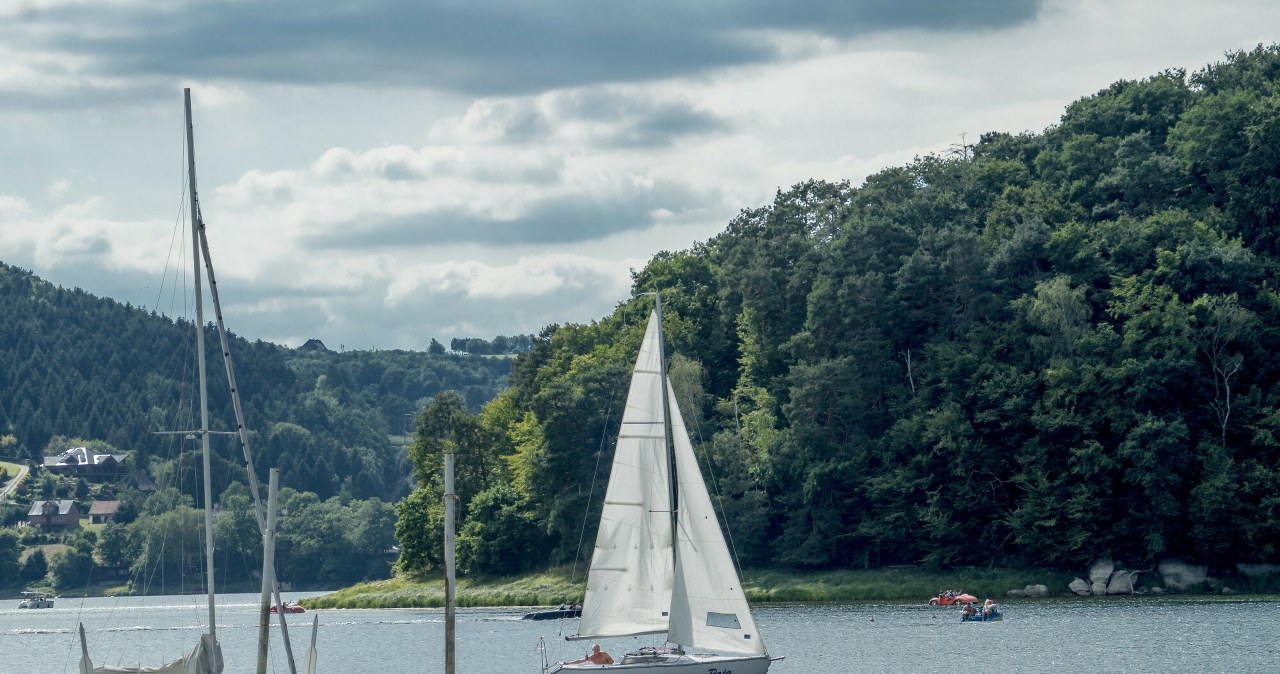 Jedno z najpiękniejszych jezior w Małopolsce. Pełno tu kameralnych zakątków
