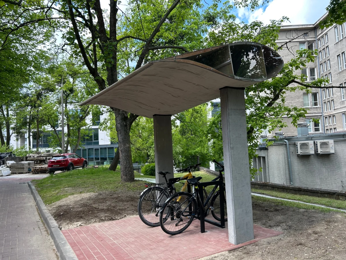 Na kampusie Politechniki Gdańskiej powstała pierwsza wiata rowerowa zbudowana z łopaty turbiny wiatrowej. "Z tego cennego budulca można zrobić wiele użytecznych rzeczy" - mówią pracownicy Zespołu badawczego z Wydziału Inżynierii Lądowej i Środowiska oraz Wydziału Architektury Politechniki Gdańskiej. Z wyeksploatowanych łopat mogą powstawać urządzenia na place zabaw, a nawet kruszywo dla budownictwa.