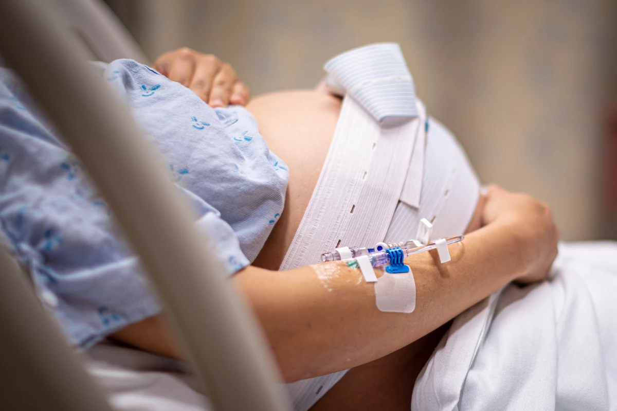 Akt oskarżenia lekarza specjalisty z zakresu ginekologii i położnictwa, który miał popełnić błąd w sztuce podczas opieki nad ciężarną pacjentką, skierowała Prokuratura Regionalna w Białymstoku do sądu w Ostrołęce na Mazowszu - poinformowano w środę. Pomimo wskazań medycznych, lekarz nie podjął decyzji o przeprowadzeniu we właściwym czasie cesarskiego cięcia, aby zapewnić urodzenie zdrowego dziecka. Niedługo po porodzie noworodek zmarł.