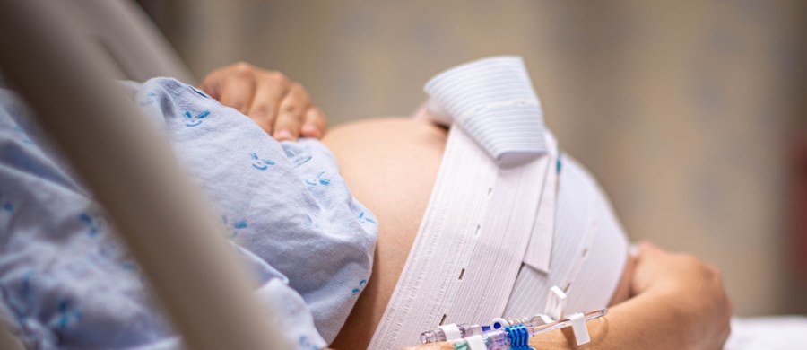 Akt oskarżenia lekarza specjalisty z zakresu ginekologii i położnictwa, który miał popełnić błąd w sztuce podczas opieki nad ciężarną pacjentką, skierowała Prokuratura Regionalna w Białymstoku do sądu w Ostrołęce na Mazowszu - poinformowano w środę. Pomimo wskazań medycznych, lekarz nie podjął decyzji o przeprowadzeniu we właściwym czasie cesarskiego cięcia, aby zapewnić urodzenie zdrowego dziecka. Niedługo po porodzie noworodek zmarł.