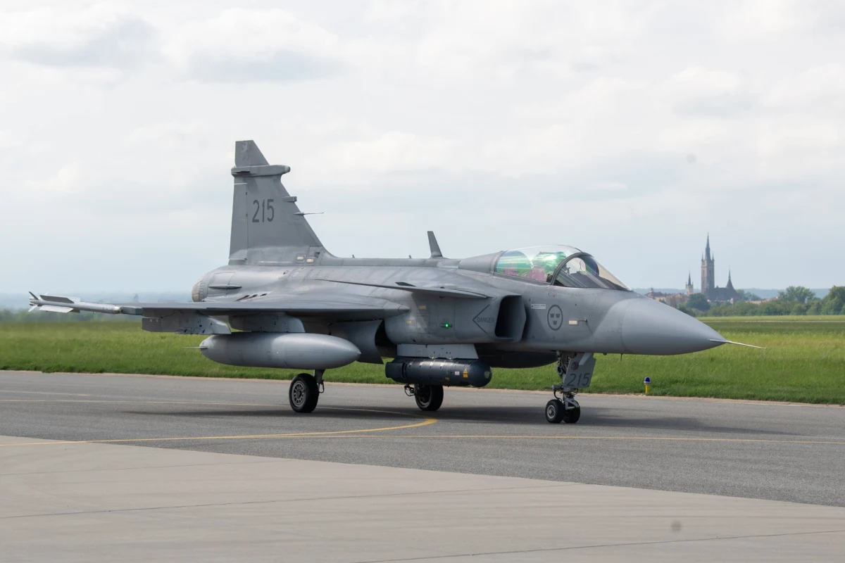 W Szwecji pomyślnie przeprowadzono pierwsze trzy loty wielozadaniowego samolotu bojowego Gripen z wykorzystaniem oprogramowania AI, której pilot przekazał tymczasowo kontrolę nad maszyną.