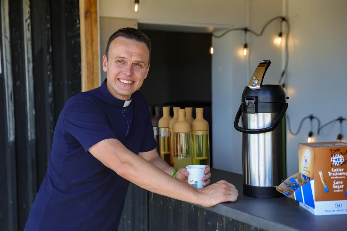 Ks. Rafał Główczyński, znany w internecie jako Ksiądz z Osiedla, został upomniany przez swoich przełożonych. Salwatorianie chcą, by "wyrażał się z klarownością i precyzją, których brakowało niektórym jego medialnym wystąpieniom". Ksiądz tłumaczy, że ma tendencję do uproszczeń, obiecał jednak, że sprostuje swoje wypowiedzi.