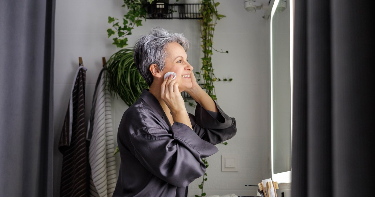 Po 10 minutach zmyj letnią wodą. Rozjaśnia przebarwienia na twarzy