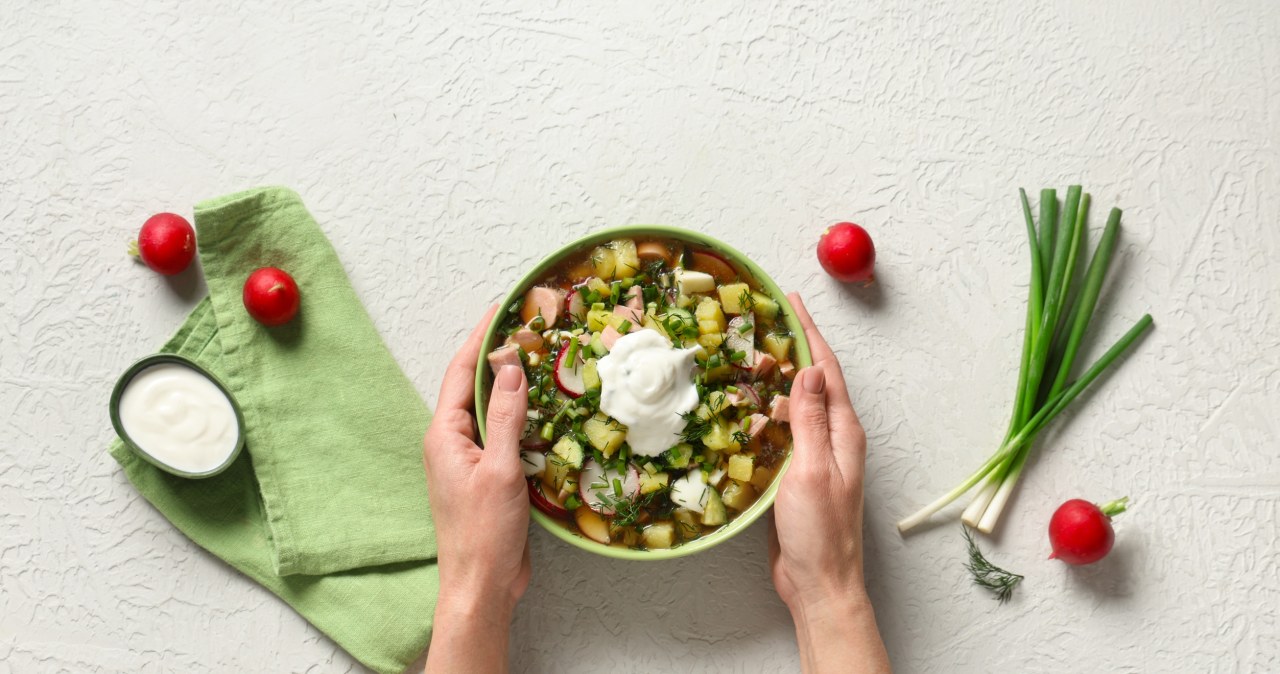 Lekka i orzeźwiająca. Wypróbuj przepis na sałatkę czerwcową