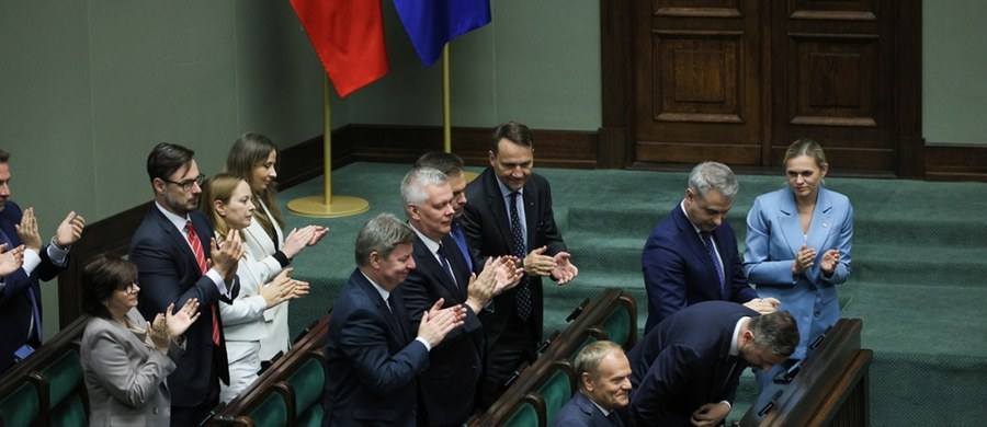 Sejm udzielił wotum zaufania rządowi Donalda Tuska - za głosowało 243 posłów, przeciw było 210, nikt nie wstrzymał się od głosu. Wcześniej premier odpowiedział na pytania posłów, a było ich rekordowo dużo, bo ponad 260. Szef rządu mówił m.in. o tym, że w ciągu trzech lat Polska powinna być w zupełności samowystarczalna w produkcji amunicji. Zapis relacji z wydarzeń w Sejmie - 11.06.2025 r.