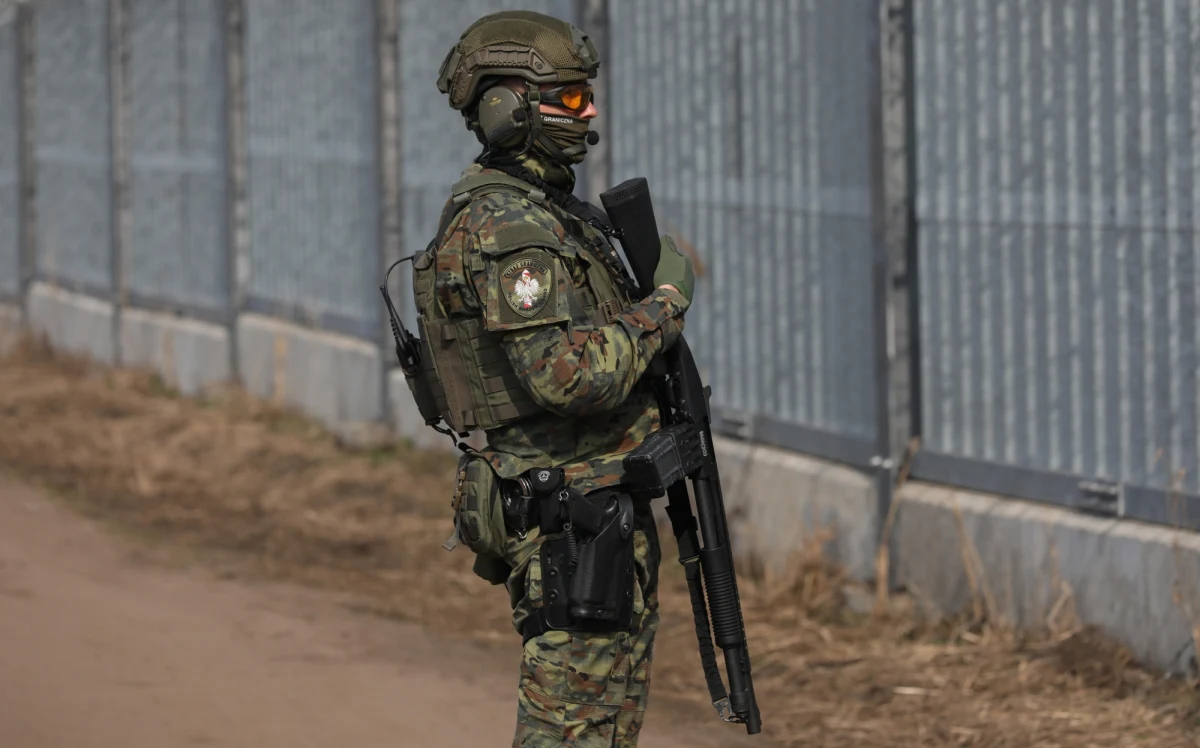 Jest akt oskarżenia ​wobec żołnierza, który w marcu 2024 r. oddał strzały ostrzegawcze przy granicy z Białorusią. Prokuratura Okręgowa w Warszawie zarzuciła mężczyźnie, że przekroczył uprawnienia określające zasady użycia broni, stwarzając zagrożenie m.in. dla innych żołnierzy i funkcjonariuszy straży granicznej.