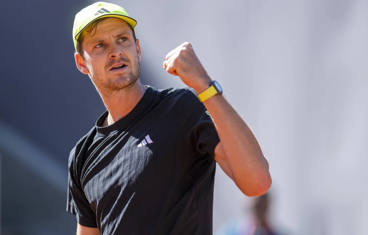​Hubert Hurkacz awansował w środę do drugiej rundy turnieju ATP na kortach trawiastych w holenderskim s'Hertogenbosch. Polski tenisista wygrał z Hiszpanem Roberto Bautistą-Agutem 7:6 (7-2), 6:4.