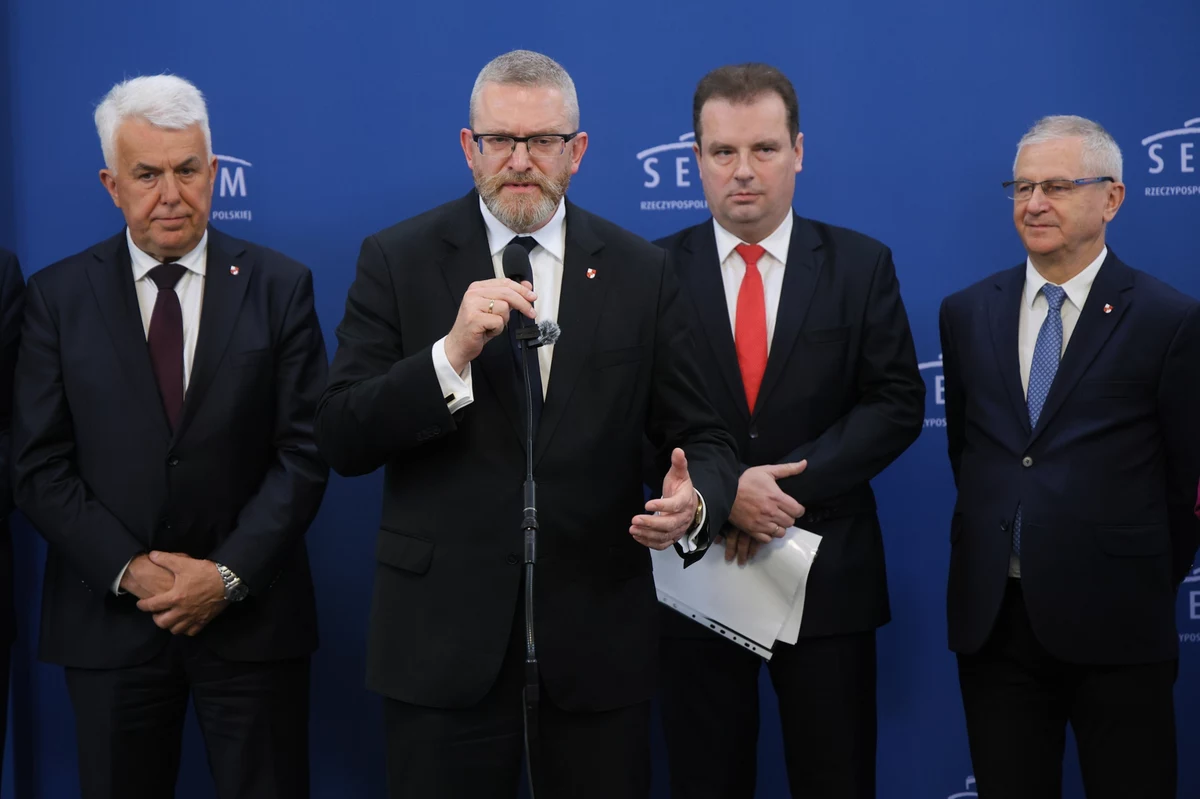 Konfederacja Korony Polskiej rośnie w siłę. Do ugrupowania Grzegorza Brauna dołączył w środę Jacek Wilk, polityk związany dotychczas m.in. z partią KORWiN i Konfederacją. Były poseł stwierdził, że chce "eksplozji polskiej gospodarki".