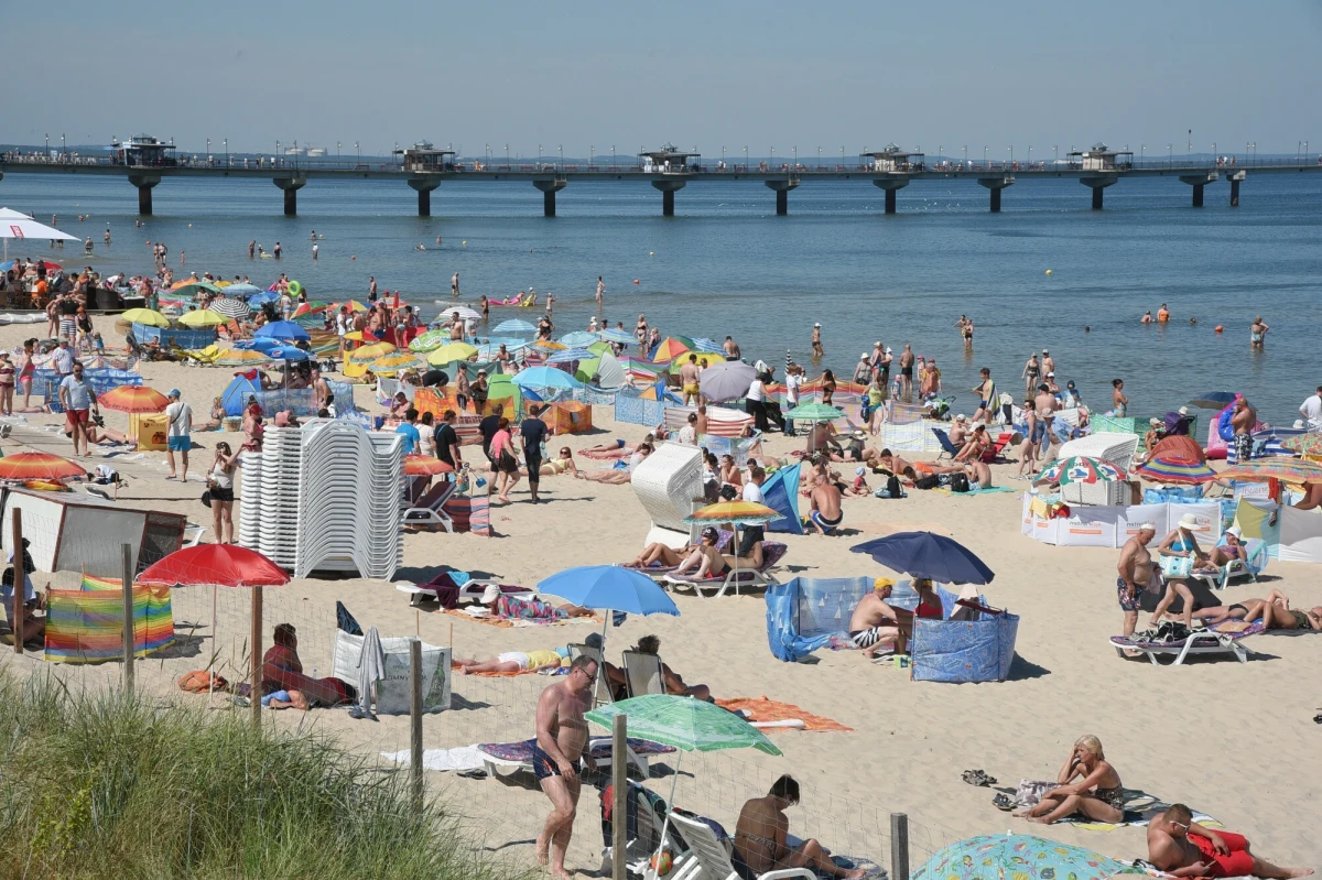 Ze Szczecina do Międzyzdrojów i Świnoujścia - w wakacyjne weekendy - kursować będzie aż 19 par regionalnych pociągów. Nowością będą połączenia po godz. 22. Lepiej skomunikowana z północą Polski ma być też reszta kraju. Wszystko po to, aby łatwiej i szybciej dotrzeć nad Bałtyk. Sprawdź letni rozkład jazdy.
