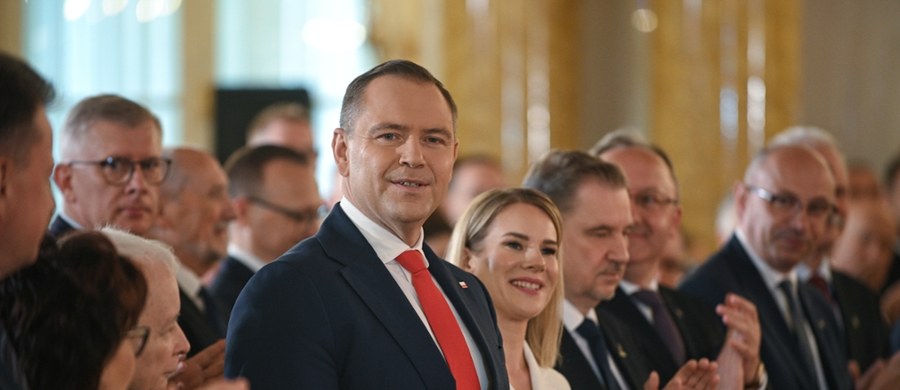"Rzeczpospolita Polska jet dobrem wspólnym. To, że się różnimy, to naturalne. Nie ma rozwoju bez różnicy zdań i poglądów. Lecz możemy różnić się pięknie, możemy różnić się w zgodzie. 1 czerwca 2025 roku werdykt wydali wyborcy. Rola komisji wyborczych, w tym PKW, jest służebna wobec wyborców. Obywatele polscy dokonali wyboru" - mówił sędzia Sylwester Marciniak przed wręczeniem Karolowi Nawrockiemu zaświadczenia o wyborze na prezydenta.