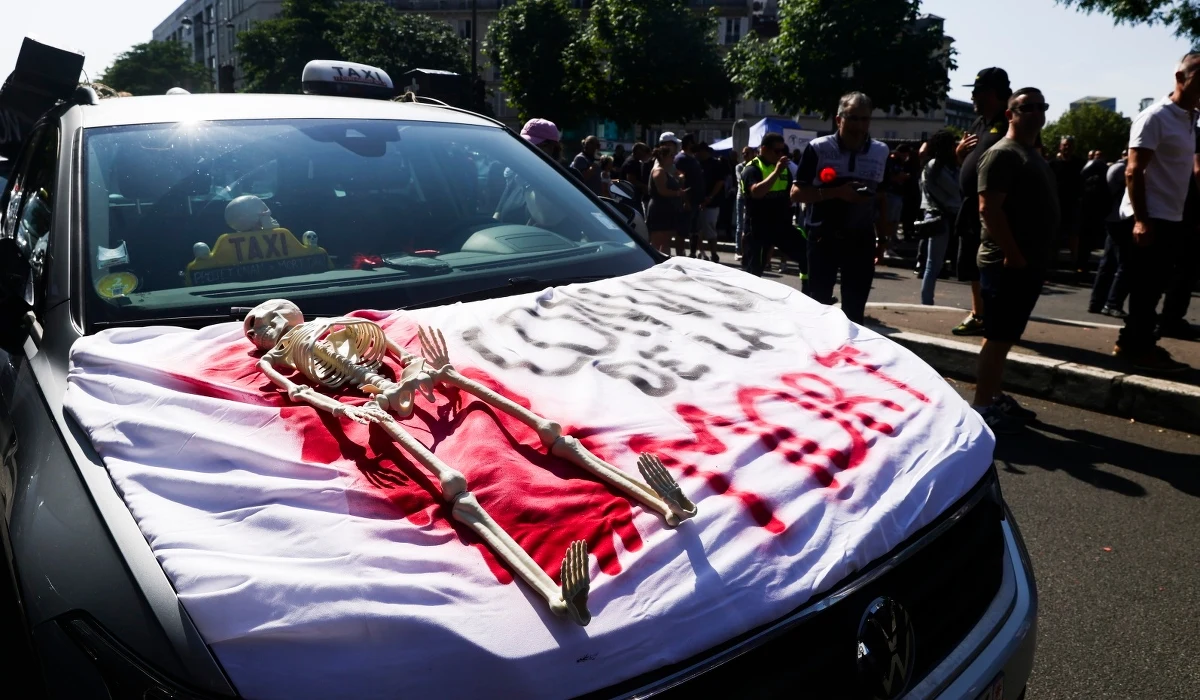 Strajkujący taksówkarze zablokowali drogi dojazdowe do największych podparyskich lotnisk. Protestują przeciwko konkurencji firm transportowych, które działają dzięki aplikacjom na smartfony.