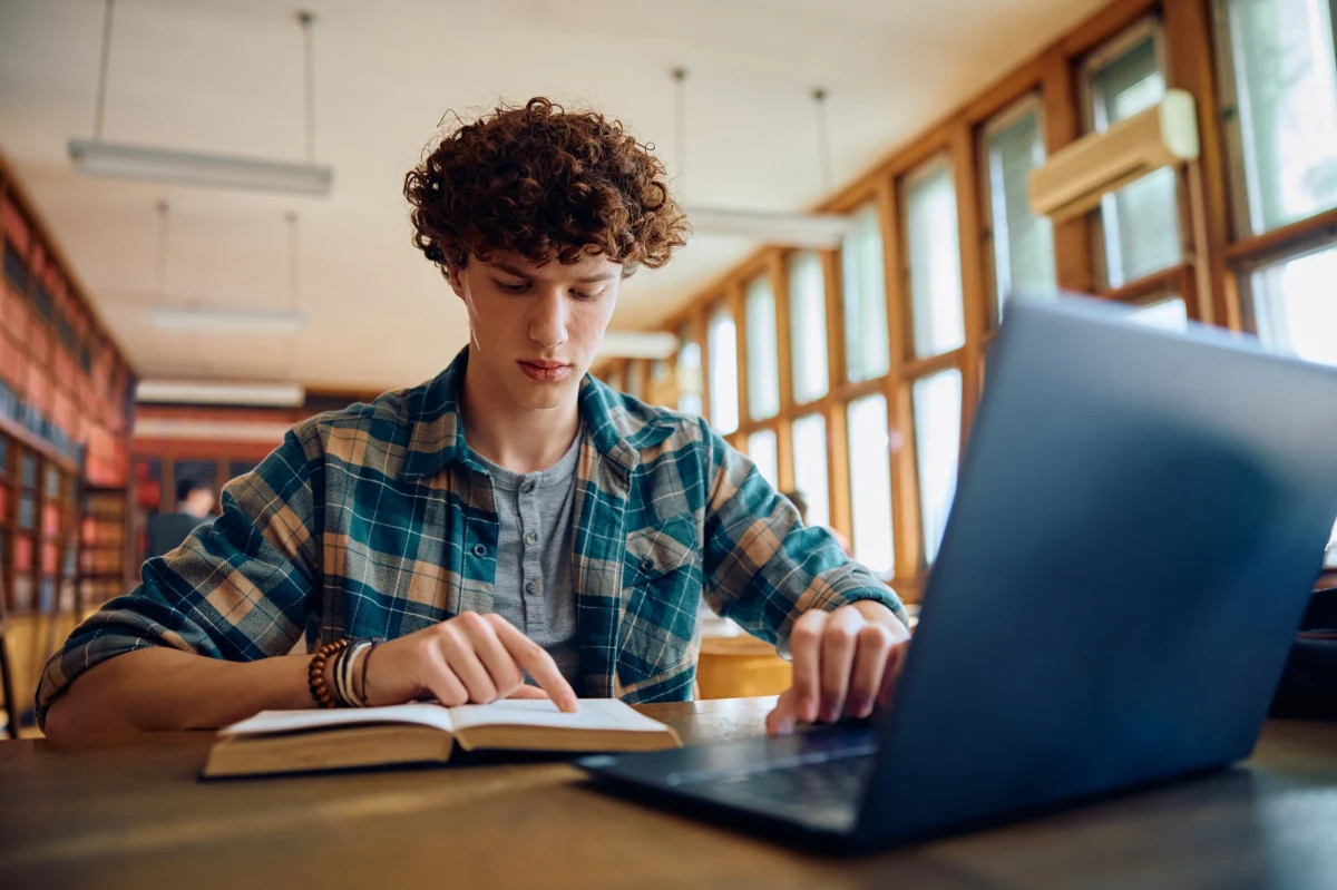 W programie edukacyjnym francuskich szkół już niedługo pojawi się serial, który święci dziś triumfy na całym świecie. Mowa o "Dojrzewaniu" - produkcji opowiadającej o rodzinie, której nastoletni syn zostaje oskarżony o zabójstwo koleżanki. Stała się ona jednym z najpopularniejszych dzieł popularnej platformy streamingowej Netflix. Francuscy decydenci wskazują, że obraz może pomóc w dyskusji na zwykle pomijane lub przemilczane tematy.