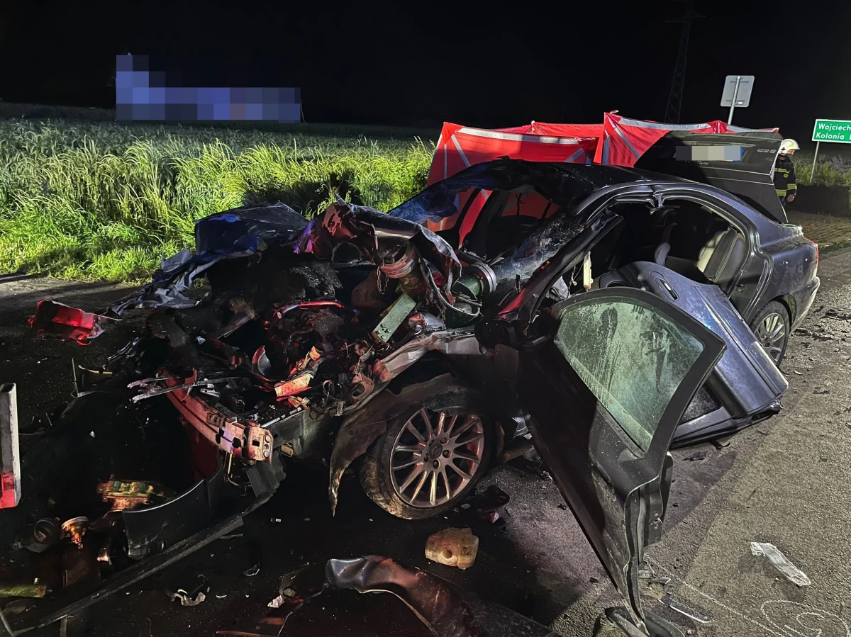 Tragiczny wypadek na Lubelszczyźnie. W miejscowości Wojciechów Kolonia Pierwsza volvo wjechał w tył beczki ciągniętej przez ciągnik. Zginęły dwie osoby.