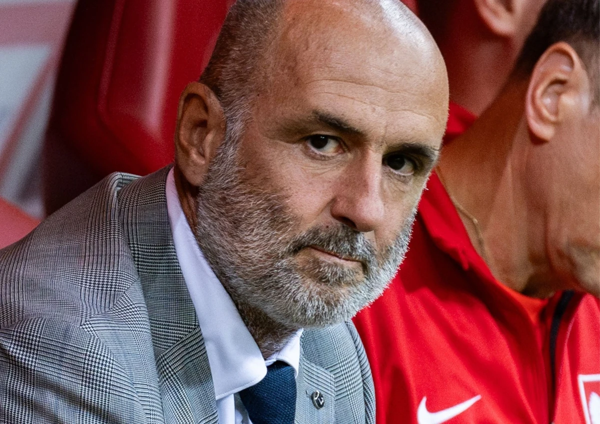 Michał Probierz poinformował za pośrednictwem mediów społecznościowych, że rezygnuje z funkcji selekcjonera polskiej reprezentacji. "Doszedłem do wniosku, że w obecnej sytuacji najlepszą decyzją dla dobra drużyny narodowej będzie moja rezygnacja ze stanowiska selekcjonera. Pełnienie tej funkcji było spełnieniem moich zawodowych marzeń i największym życiowym zaszczytem" - podkreślił. 