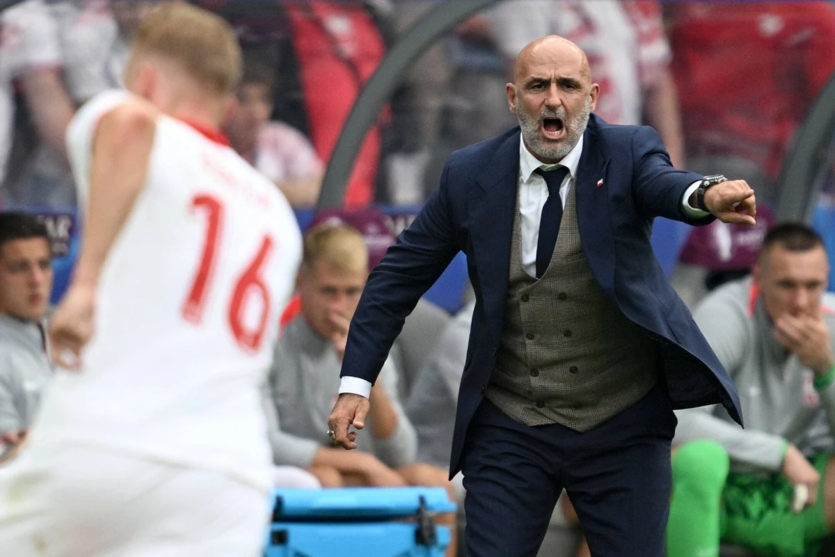 "Doszedłem do wniosku, że w obecnej sytuacji najlepszą decyzją dla dobra drużyny narodowej będzie moja rezygnacja ze stanowiska selekcjonera. Pełnienie tej funkcji było spełnieniem moich zawodowych marzeń i największym życiowym zaszczytem" - oświadczył Michał Probierz, zaskakująco informując w czwartkowy poranek o swojej dymisji. Probierz prowadził kadrę od września 2023 roku.