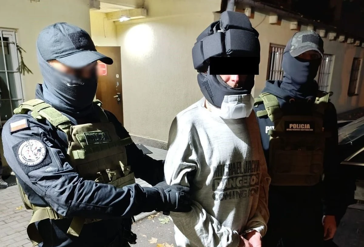 Prokuratura Okręgowa w Zamościu (Lubelskie) oskarżyła czterech funkcjonariuszy Służby Więziennej o niedopełnienie obowiązków służbowych. Chodzi o sprawę ucieczki podejrzanego o zabójstwo ze szpitala psychiatrycznego w październiku zeszłego roku. Pierwsi funkcjonariusze zostali już ukarani dyscyplinarnie.