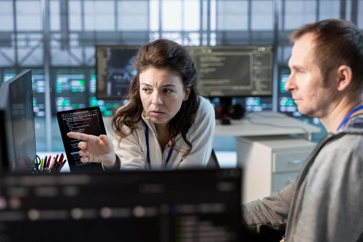 Raport Cost of Data Breach 2024 firmy IBM wskazuje, że średni czas potrzebny na zidentyfikowanie i powstrzymanie naruszenia danych to aż 258 dni. Najdłuższy czas reakcji dotyczył kradzieży danych uwierzytelniających, natomiast najszybciej udawało się podjąć skuteczne działania w przypadku nieznanych wcześniej luk typu zero-day. Jak Security Operations Center skraca czas reakcji na incydent? Jak można ograniczyć skutki ataku? Wyjaśniamy.