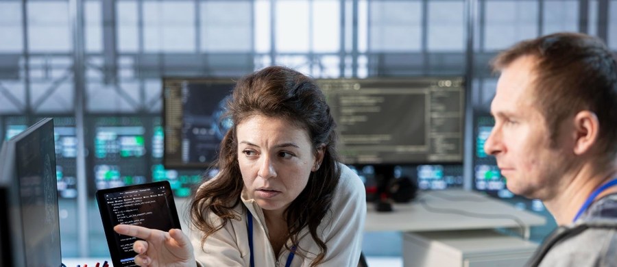 Raport Cost of Data Breach 2024 firmy IBM wskazuje, że średni czas potrzebny na zidentyfikowanie i powstrzymanie naruszenia danych to aż 258 dni. Najdłuższy czas reakcji dotyczył kradzieży danych uwierzytelniających, natomiast najszybciej udawało się podjąć skuteczne działania w przypadku nieznanych wcześniej luk typu zero-day. Jak Security Operations Center skraca czas reakcji na incydent? Jak można ograniczyć skutki ataku? Wyjaśniamy.