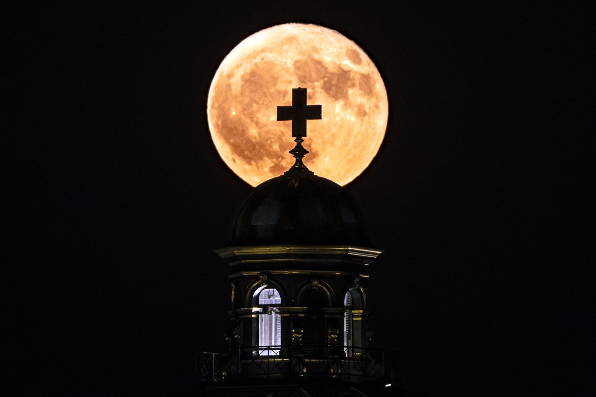 To było naprawdę zapierające dech w piersiach zjawisko. Za nami niezwykła pełnia Księżyca - znana pod nazwą "Truskawkowy Księżyc". Następna okazja, by ją zobaczyć dopiero za 18 lat. 