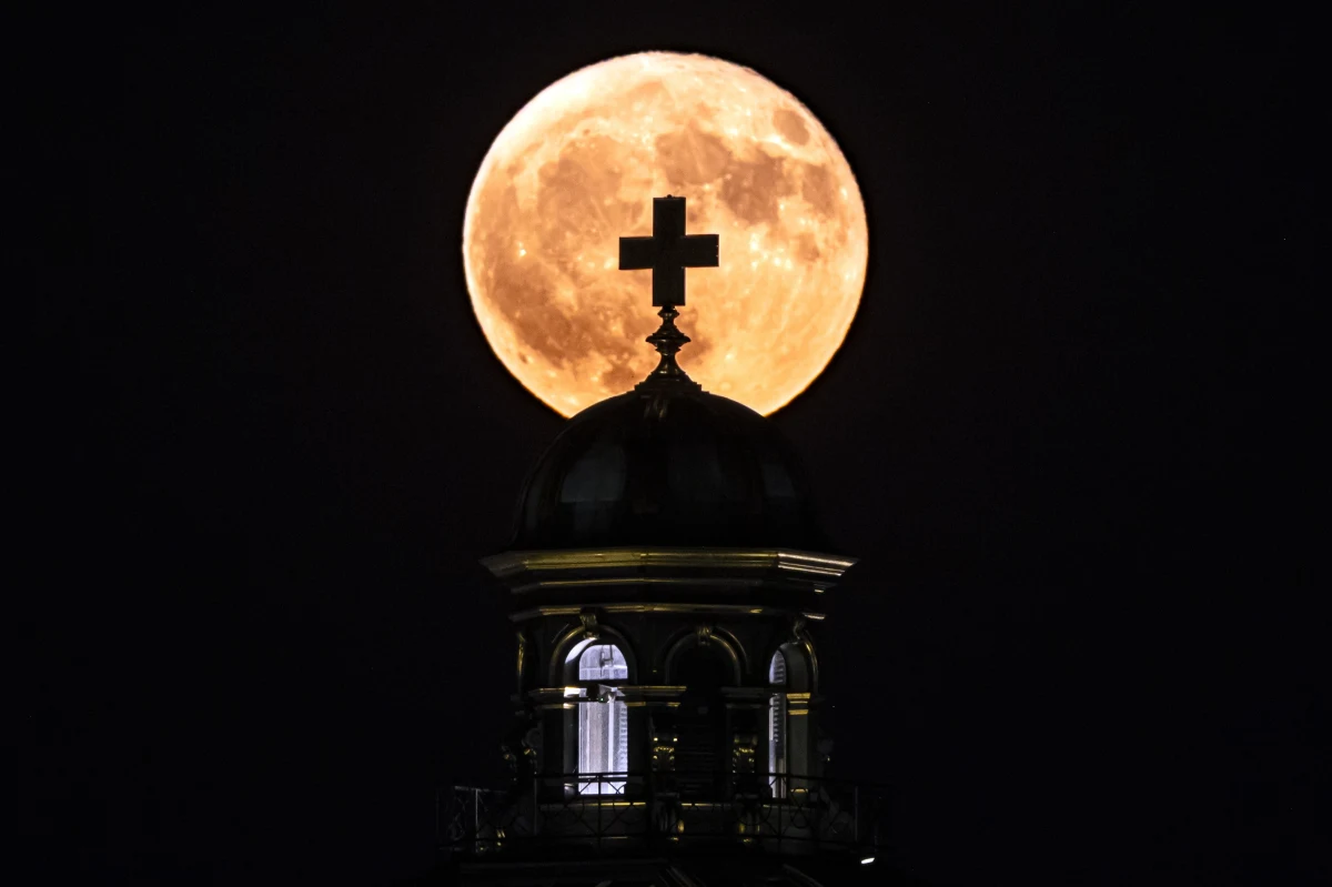 To było naprawdę zapierające dech w piersiach zjawisko. Za nami niezwykła pełnia Księżyca - znana pod nazwą "Truskawkowy Księżyc". Następna okazja, by ją zobaczyć dopiero za 18 lat. 