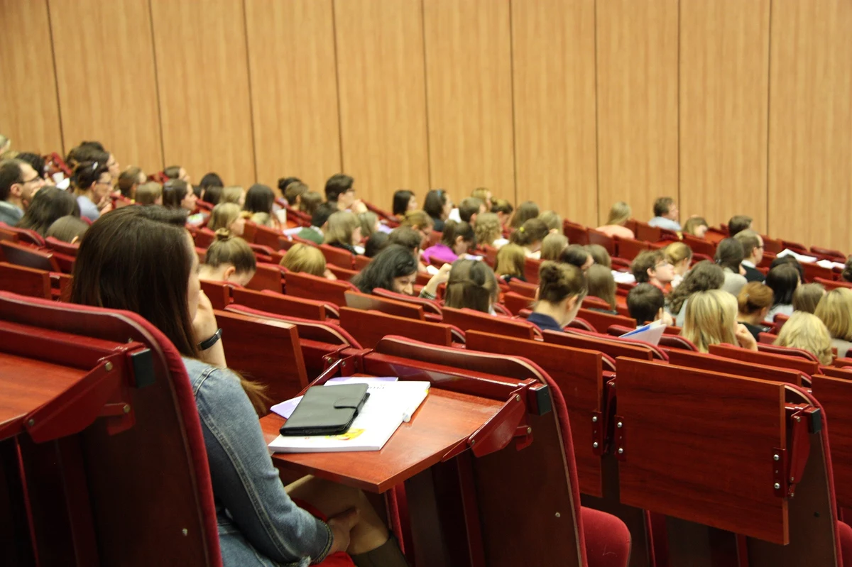Trzy czwarte nowych studentów kierunków medycznych w Polsce to kobiety - wynika z najnowszego raportu Stowarzyszenia na rzecz Chłopców i Mężczyzn. Jak się okazuje, na wybory edukacyjne młodych ludzi silnie wpływają społeczne stereotypy dotyczące ról płciowych. "Często wygląda to tak, że chłopak słyszy: 'Musisz iść do pracy', bo szkoła nie jest miejscem, w którym czuje się dobrze, w którym chciałby zostać" - komentuje Jakub Chabik, prezes Stowarzyszenia.