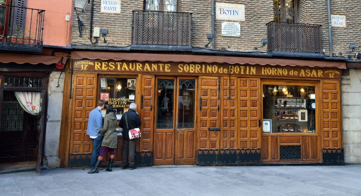 Mianem najstarszej restauracji świata niejeden lokal chciałby się pochwalić. W stolicy Hiszpanii, Madrycie, o ów zaszczytny tytuł rywalizują ze sobą aż dwa miejsca. Ich udokumentowana historia sięga XVIII w.