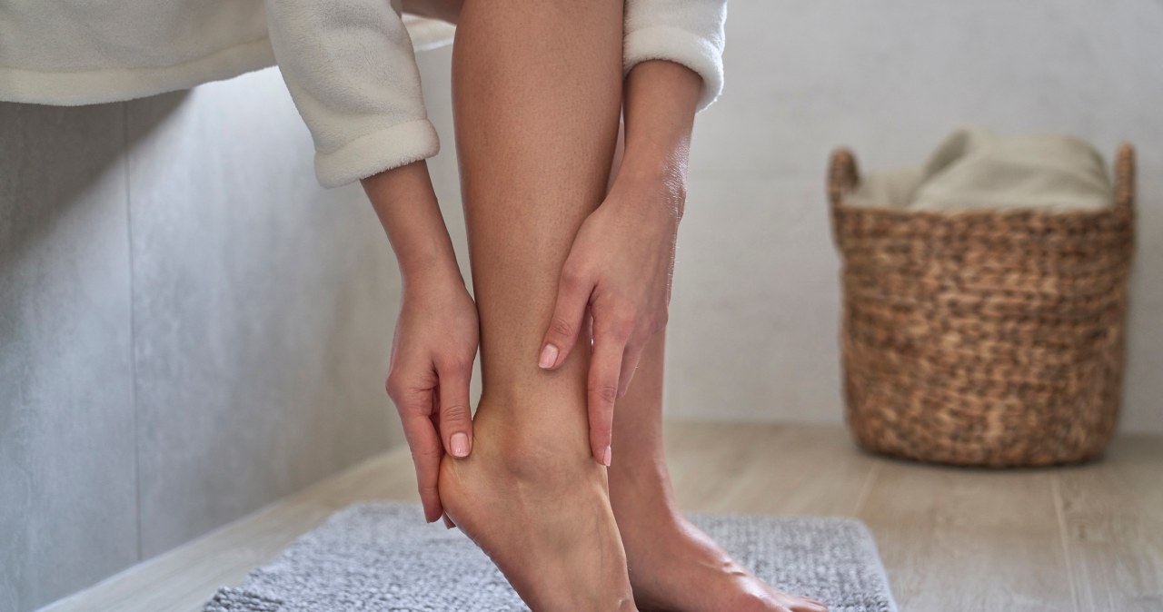 Pozostaw na piętach na 15 minut. Efekt gładkiej skóry już po pierwszym użyciu