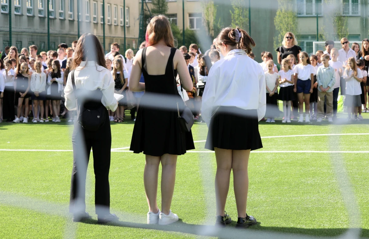 Zakończenie roku szkolnego to chyba jeden z najbardziej wyczekiwanych teraz momentów - dla uczniów, nauczycieli i rodziców. W roku szkolnym 2024/2025 rozdanie świadectw odbędzie się później niż zwykle, bo dopiero w piątek, 27 czerwca. Dlaczego tak późno i jak zapowiada się rok szkolny 2025/2026?