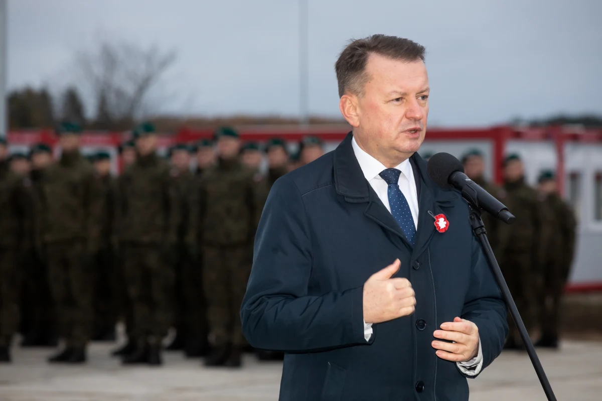 "To jest uderzenie w morale żołnierzy Wojska Polskiego, którzy strzegą granicy naszego kraju" - powiedział szef klubu PiS i były szef MON Mariusz Błaszczak. Skomentował w ten sposób akt oskarżenia wobec żołnierza, który miał przekroczyć uprawnienia.