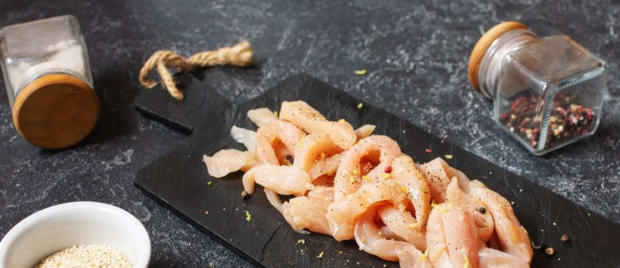 Główny Inspektorat Sanitarny ostrzega przed polędwiczkami z kurczaka o smaku jogurt-morela. Inspekcja Weterynaryjna w partii produktu wykryła Salmonellę. Produkt jest wycofywany ze sprzedaży.