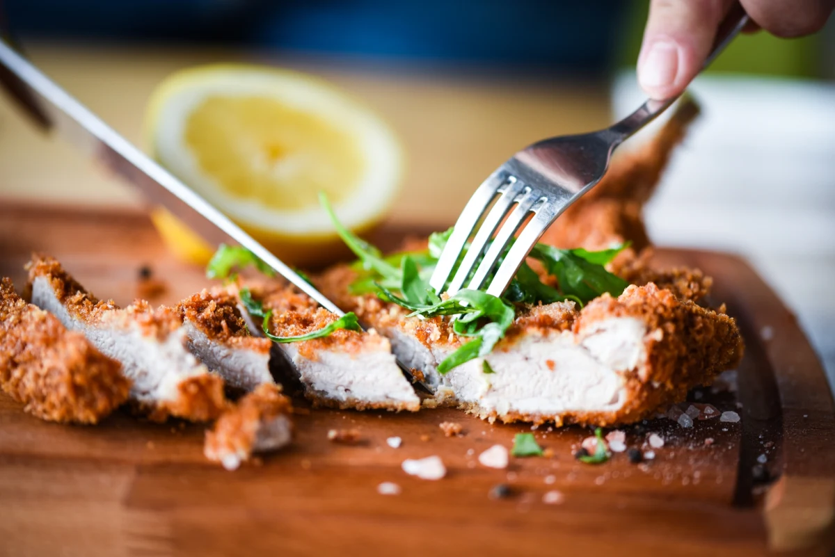 W najnowszym raporcie Inspekcji Weterynaryjnej ujawniono niepokojące wyniki badań dotyczące polędwiczek z kurczaka o smaku jogurt-morela. W przeprowadzonych testach na pięć badanych próbek aż w czterech wykryto obecność bakterii Salmonella z grupy O:9 (D1), a w jednej Salmonella z grupy O:7 (C1). Produkt, mimo że jest przeznaczony do spożycia po obróbce cieplnej, może stanowić poważne zagrożenie dla zdrowia konsumentów.