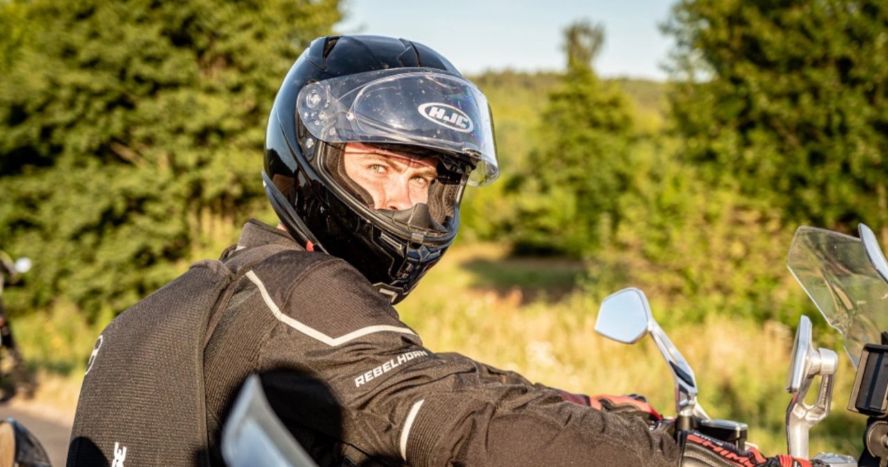 Nie zatankujesz bez kasku. Koniec z samowolką na motocyklach