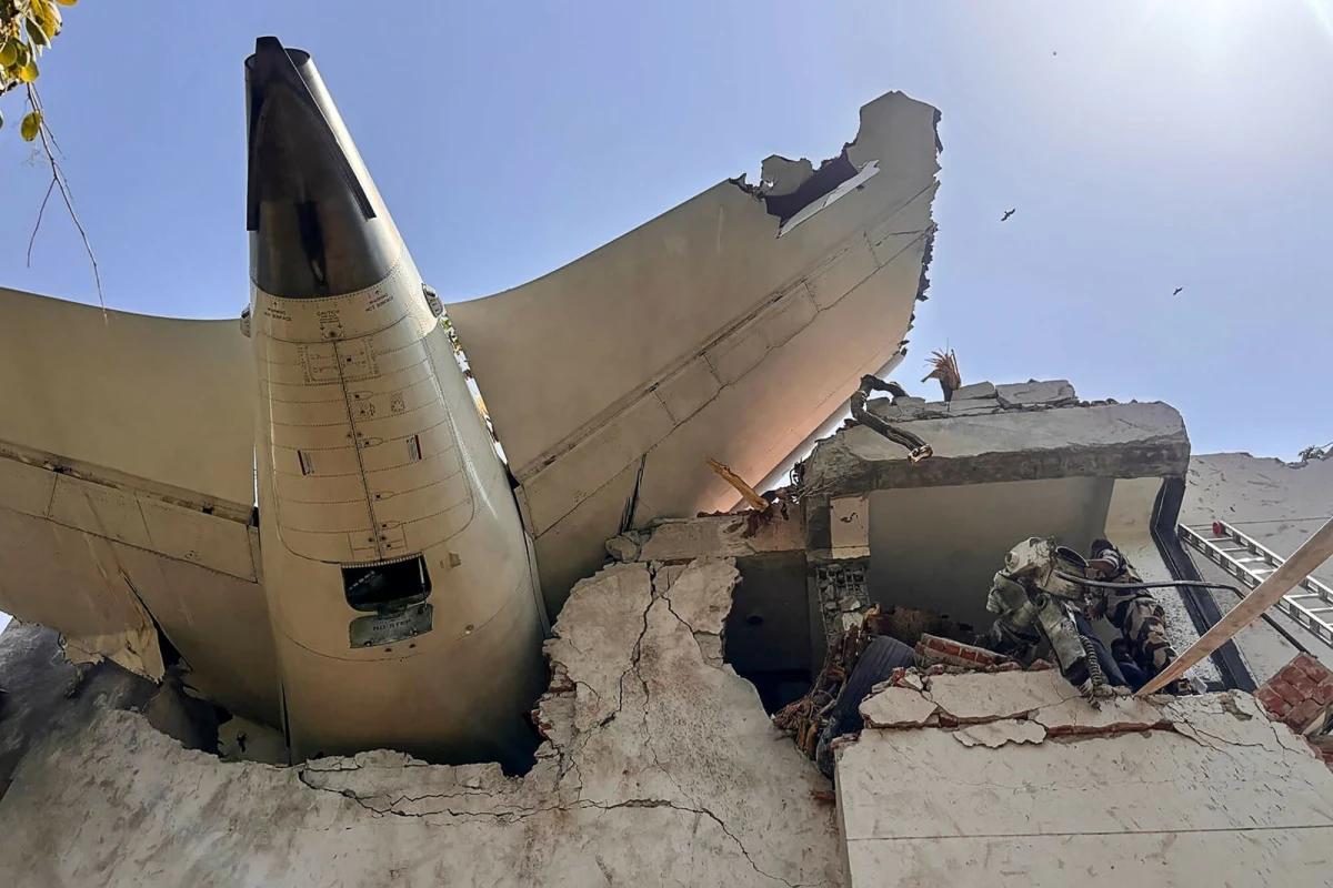 Według najnowszych doniesień indyjskich w katastrofie samolotu Boeing 787-8 Dreamliner, który czwartkowego poranka rozbił się w Ahmadabadzie zginęło ponad 290 osób. Maszyna należąca do floty Air India leciała do Wielkiej Brytanii, ale rozbiła się tuż po starcie w terenie zabudowanym. Na pokładzie nie było obywateli Polski.