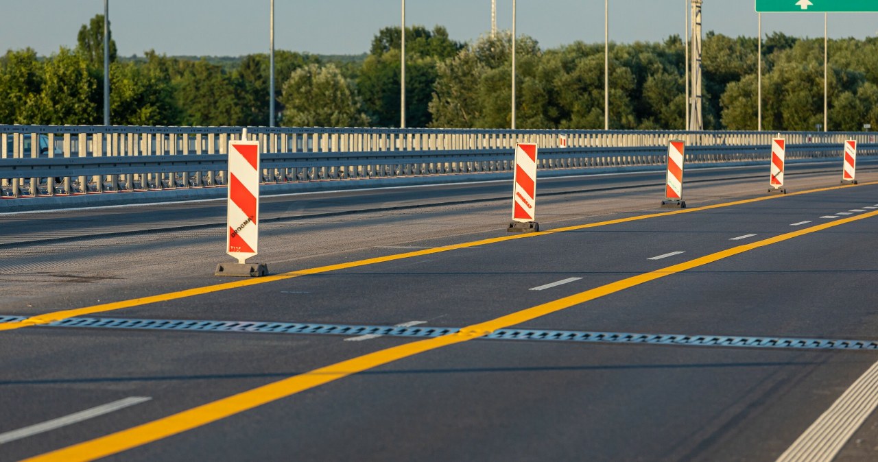Białe, czy żółte linie na drodze? Kierowcy nie wiedzą i płacą 250 zł kary