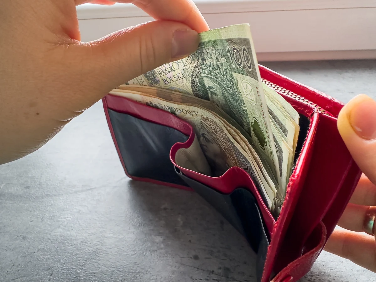 Rząd proponuje, aby minimalne wynagrodzenie za pracę w 2026 r. wyniosło 4806 zł brutto, a stawka godzinowa – 31,40 zł. Te sugestie  te zostaną przedstawione Radzie Dialogu Społecznego, która ma 30 dni na wypracowanie wspólnego stanowiska.