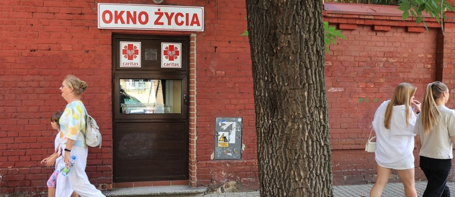 We wrocławskim oknie życia znaleziono kilkudniową dziewczynkę. Prowadzące je siostry boromeuszki stwierdziły, że niemowlę jest w dobrej kondycji i ma duże szanse na adopcję.