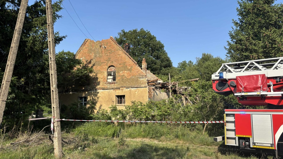 Zawalił się dach domu. W środku były dwie osoby