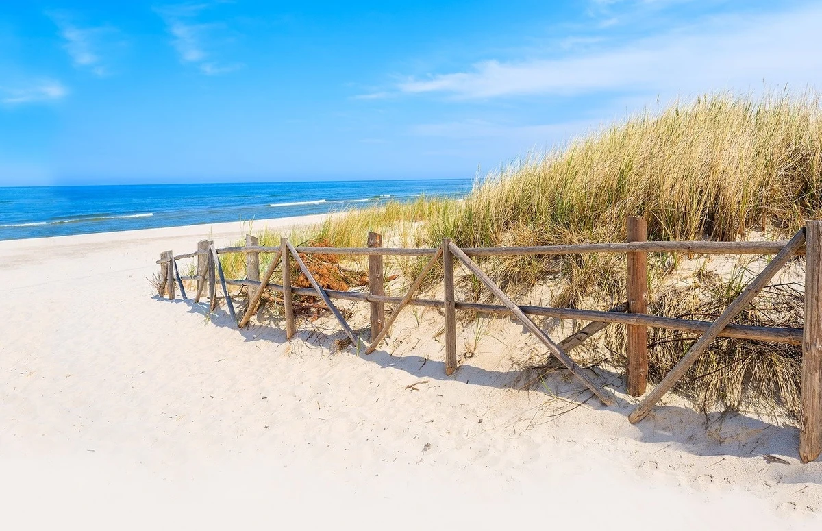 Na plażach w Białogórze, na Mierzei Wiślanej i Mierzei Sarbskiej w Łebie rozpoczęła się w czwartek budowa ogrodzeń mających na celu ochronę wydm. Inicjatywa ta jest odpowiedzią na potrzebę ochrony naturalnej bariery przed sztormami w obszarach Natura 2000. "Wydm nie wolno deptać ani traktować jak punktów widokowych, ponieważ ich szata roślinna jest bardzo wrażliwa i delikatna na wydeptywanie" - przypomina w rozmowie z RMF FM Monika Zakrzewska z Urzędu Morskiego w Gdyni.