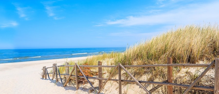 Na plażach w Białogórze, na Mierzei Wiślanej i Mierzei Sarbskiej w Łebie rozpoczęła się w czwartek budowa ogrodzeń mających na celu ochronę wydm. Inicjatywa ta jest odpowiedzią na potrzebę ochrony naturalnej bariery przed sztormami w obszarach Natura 2000. "Wydm nie wolno deptać ani traktować jak punktów widokowych, ponieważ ich szata roślinna jest bardzo wrażliwa i delikatna na wydeptywanie" - przypomina w rozmowie z RMF FM Monika Zakrzewska z Urzędu Morskiego w Gdyni.