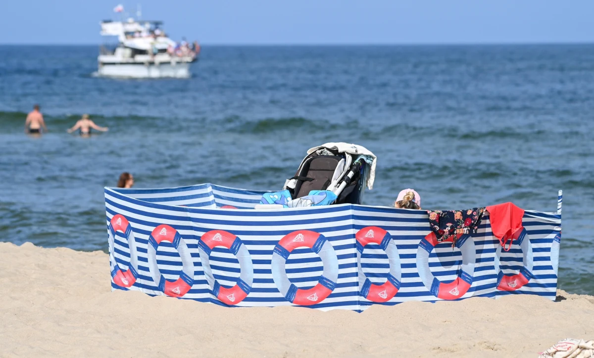 Budowa mieszkań komunalnych, rozwój strefy inwestycyjnej z całorocznymi miejscami pracy, uregulowanie najmu krótkoterminowego oraz stworzenie zaplecza kulturalnego dostępnego także poza sezonem - takie są plany Władysławowa na zatrzymanie mieszkańców i przyciągniecie nowych. "Jesteśmy gminą wybitnie turystyczną, ale nie możemy opierać przyszłości wyłącznie na turystyce" - mówi w rozmowie z RMF FM burmistrz Władysławowa Roman Kużel.