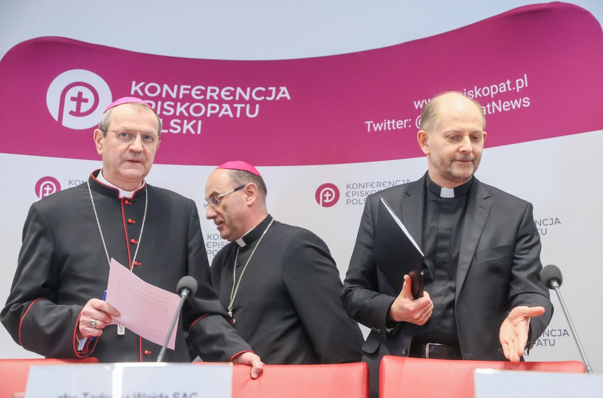 Prymas Polski abp Wojciech Polak został odwołany z funkcji odpowiedzialnego za powołanie Komisji badającej przestępstwa wobec małoletnich w Kościele. W jego miejsce powołano bp. Sławomira Odera. Rada Prawna Konferencji Episkopatu Polski, której skandaliczny dokument ujawniliśmy w kwietniu 2025 r., zwyciężyła w sporze o powołanie niezależnej Komisji. Czy to oznacza koniec projektu w kształcie, jaki był zapowiadany? I co wynika z tych decyzji? Dziennikarz RMF FM Tomasz P. Terlikowski dotarł do dokumentów i informacji na ten temat.