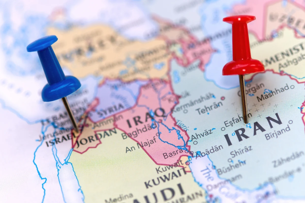 Ambasada USA w Jerozolimie zakazała swoim pracownikom podróży poza aglomeracje Tel Awiwu, Jerozolimy i Beer Szewy z powodu wzrostu napięcia na Bliskim Wschodzie. Stany Zjednoczone planują także częściową ewakuację ambasady USA w Iraku. Media łączą to z napięciami wokół Iranu, w tym pojawiającymi się doniesieniami o zbliżającym się ataku Izraela na to państwo. "Taka możliwość oczywiście istnieje. Chodzi tutaj bardziej o oszacowanie tego prawdopodobieństwa w tych nadchodzących dniach" - mówił w rozmowie z Kubą Śliwińskim na antenie Radia RMF24 dr Jakub Gajda, politolog i iranista z Fundacji Kazimierza Pułaskiego.