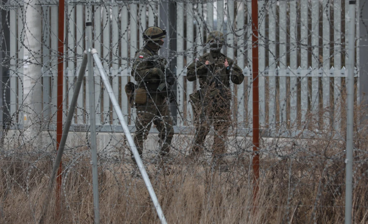 Prokuratura przekazała nowe informacje ws. żołnierza, który w marcu 2024 r. oddał strzały ostrzegawcze przy granicy z Białorusią. Mężczyźnie zarzucono, że przekroczył uprawnienia określające zasady użycia broni, stwarzając zagrożenie m.in. dla innych żołnierzy i funkcjonariuszy straży granicznej.