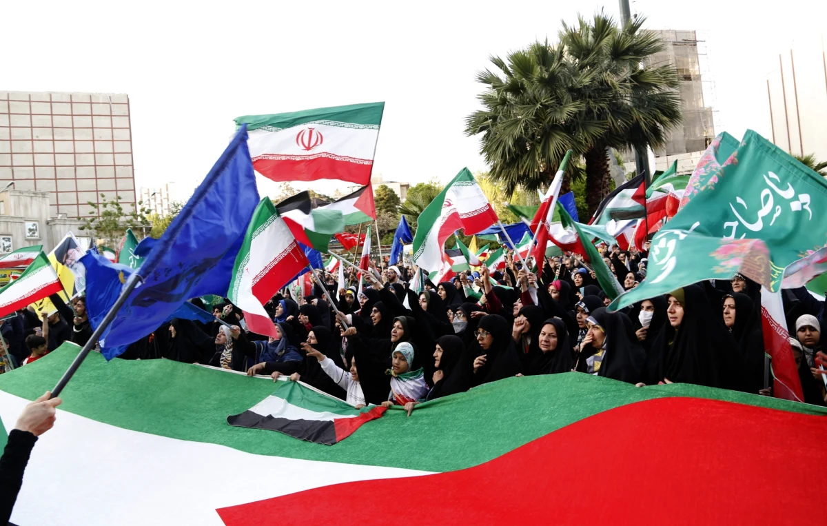 Iran szykuje się do odpowiedzi na nocny uderzenie Izraela - wynika z informacji podanych przez agencję Reutera, która powołuje się na źródło w irańskich służbach bezpieczeństwa. "Odpowiedź na izraelski atak będzie surowa i zdecydowana" - podał Reuters.