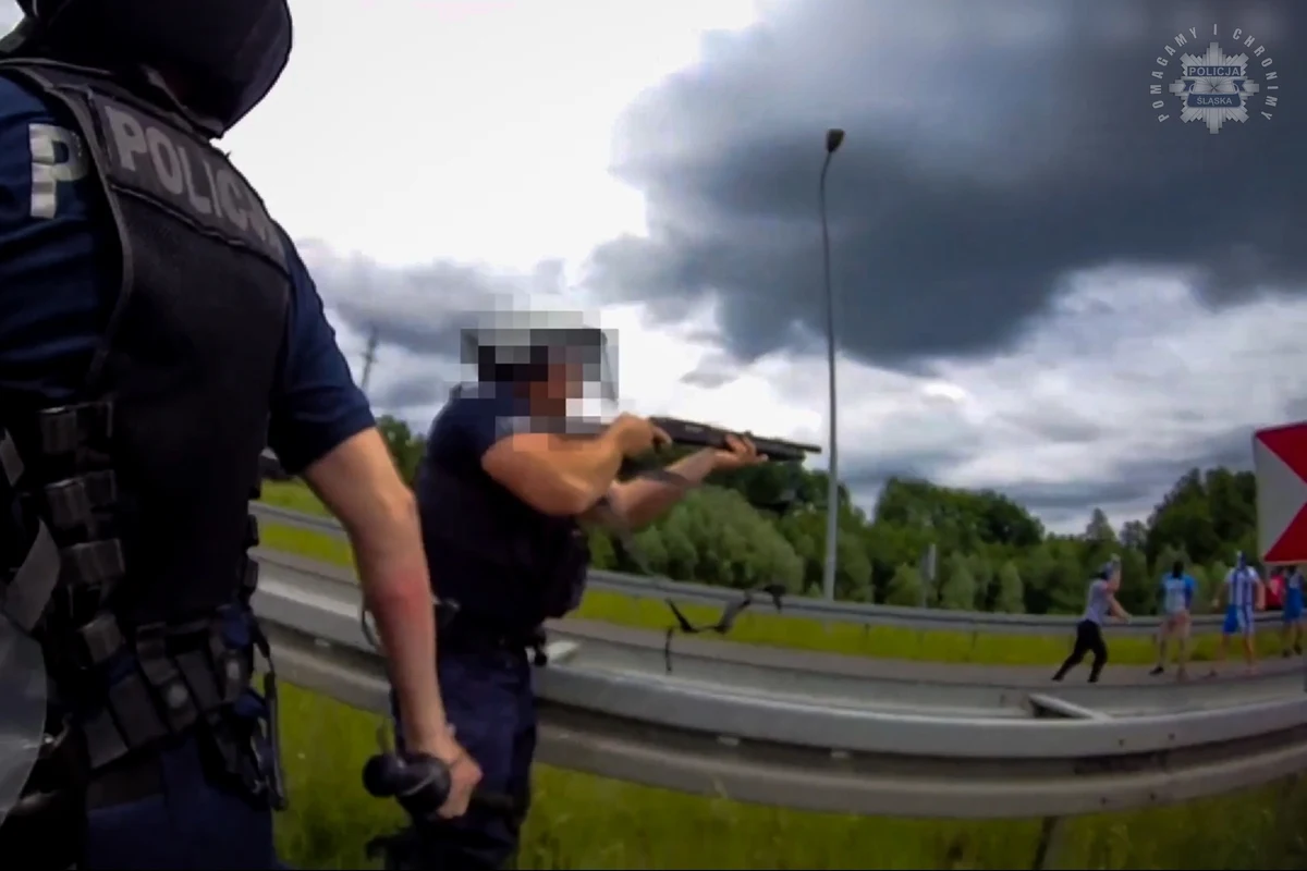 To mogło być gorące starcie na drodze. Grupa około 60 zamaskowanych pseudokibiców Ruchu Chorzów w pobliżu Mszany (Śląskie) zablokowała przejazd dwóch autokarów, którym jechali kibice GKS-u Jastrzębie. 