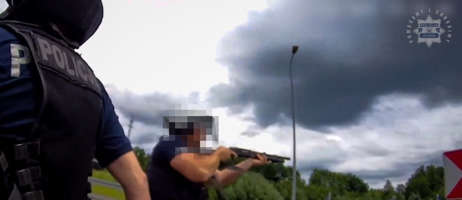 To mogło być gorące starcie na drodze. Grupa około 60 zamaskowanych pseudokibiców Ruchu Chorzów w pobliżu Mszany (Śląskie) zablokowała przejazd dwóch autokarów, którym jechali kibice GKS-u Jastrzębie. 
