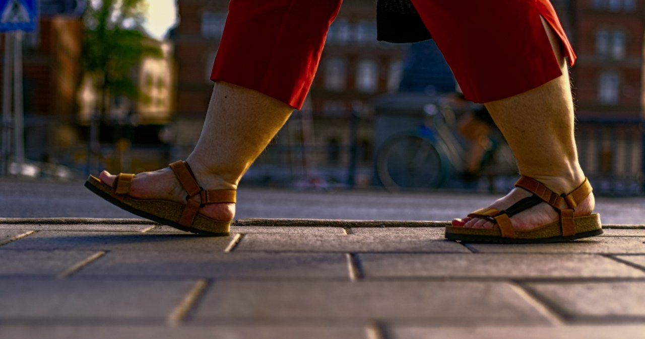 Piękne stopy i modne sandały bez względu na wiek. Poznaj skuteczne triki