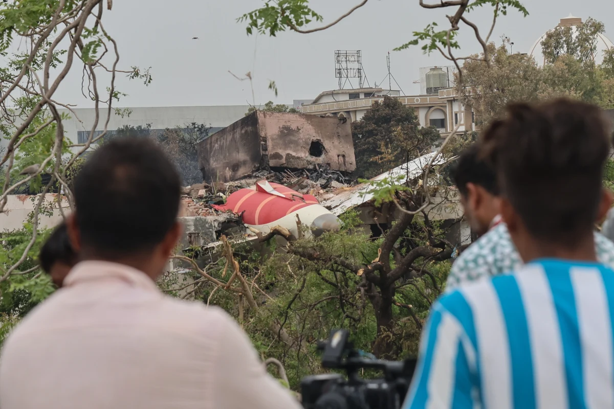 Służby znalazły jedną z dwóch czarnych skrzynek samolotu Boeinga 787-8 Dreamliner linii Air India - podał dziennik "Hindustan Times". Maszyna w czwartek, tuż po starcie, rozbiła się w mieście Ahmadabad, w zachodnich Indiach. Na pokładzie były 242 osoby, katastrofę przeżył jeden pasażer.